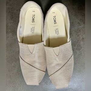TOMS rose gold metallic Alpargatas, women’s size 8
